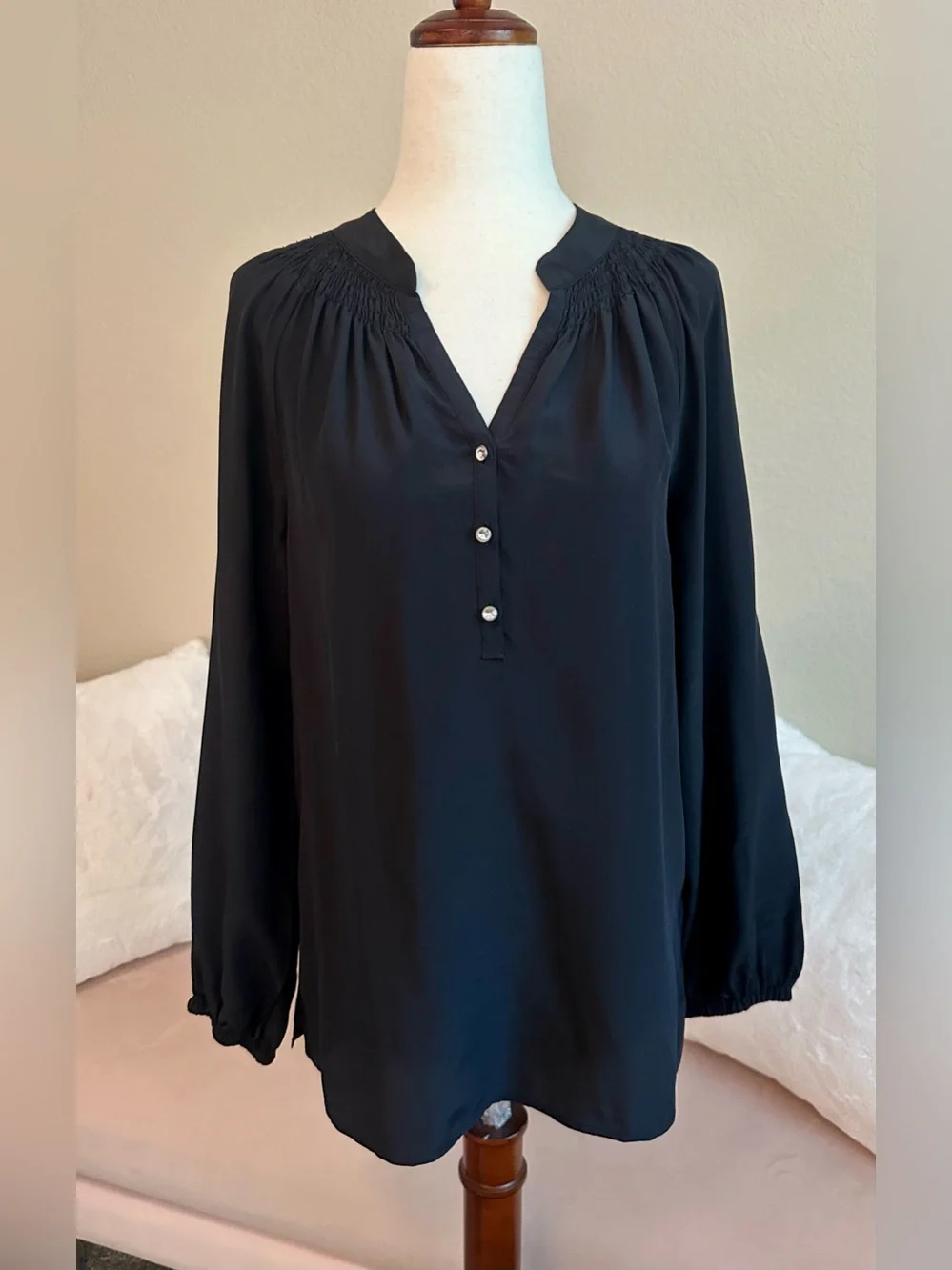 Lilly Pulitzer Elsa Top Notch Neck 100% Silk Smocked Black Women’s XS Luxury